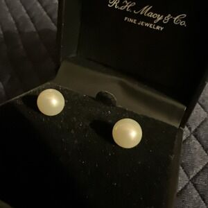 14K White Gold Cultured 7mm White Pearl Stud Earrings NEW NOS Macys Box Classy